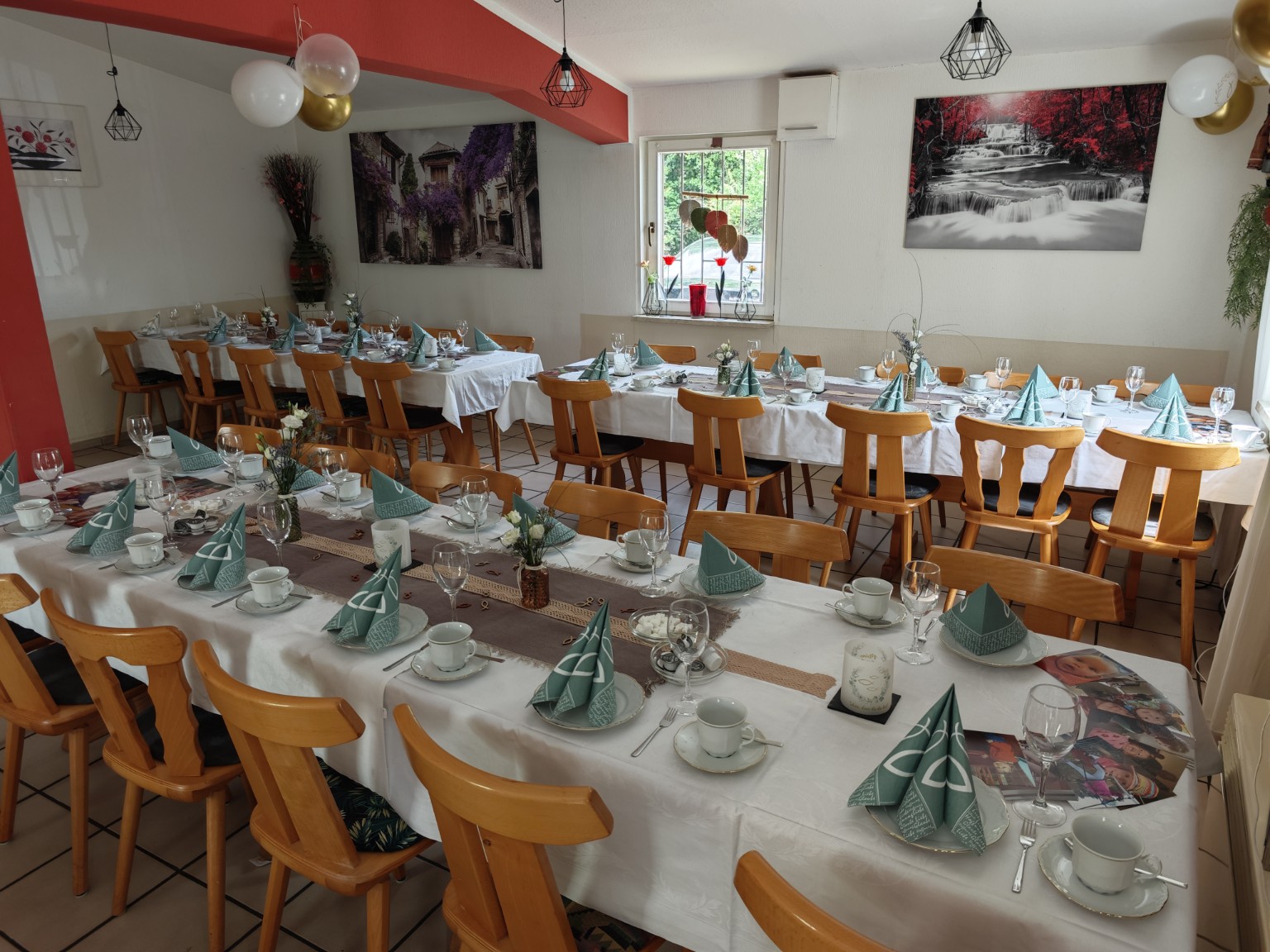 Festlich gedeckter Gastraum im Hasenheim