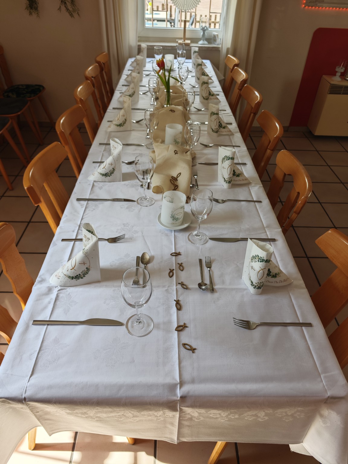 Liebevoll gedeckte Tafel für eine Familienfeier